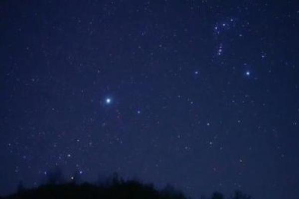 秋季星空的一个耀眼星座是  春季星空的代表星座