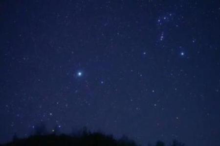 秋季星空的一个耀眼星座是  春季星空的代表星座