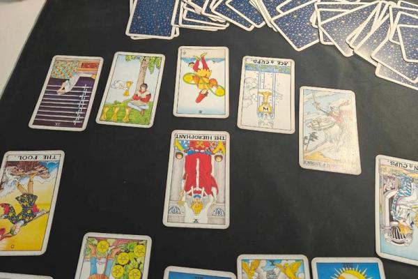 算命还是宽心？她们选择在凌晨玩线上塔罗：抖音话题“塔罗测试”累计播放量已达22.8亿次