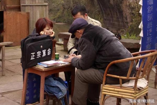 一小伙去算命，算命先生算出天机未泄露，小伙出门后暴毙身亡