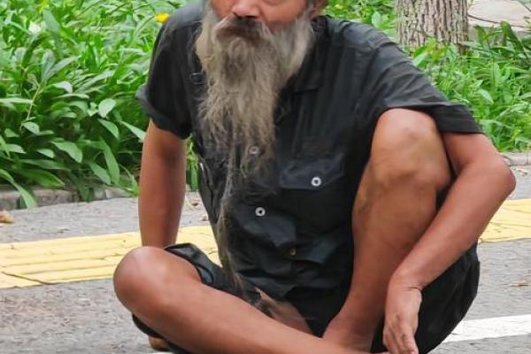 僧人街边算命的是谁 僧人街边算命的是谁