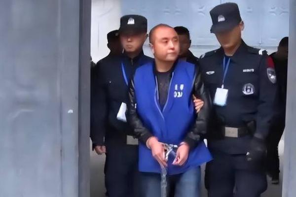 四川算命先生被当街捅死，凶手被捕后大怒：他算得太准，害我10年