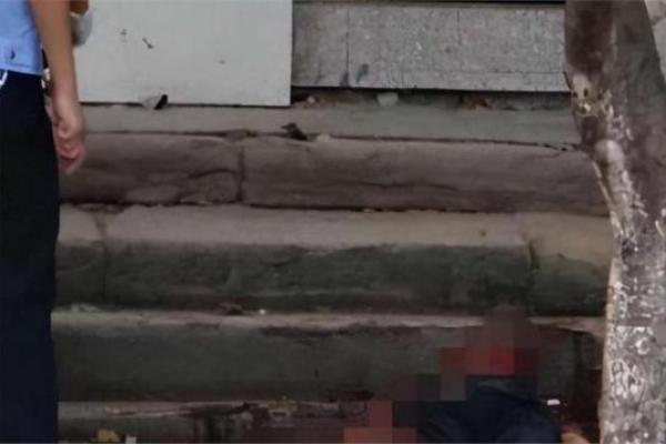 四川算命先生被当街捅死，凶手被捕后大怒：他算得太准，害我10年