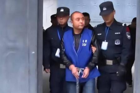 四川算命先生被当街捅死，凶手被捕后大怒：他算得太准，害我10年